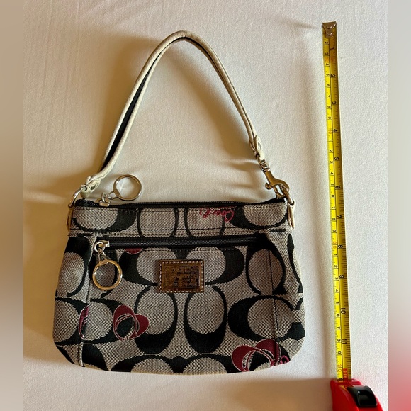 Coach Poppy Wristlet - Picture 4 of 8